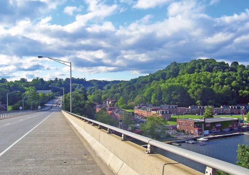 Route 9W: River Towns and Historic Estates