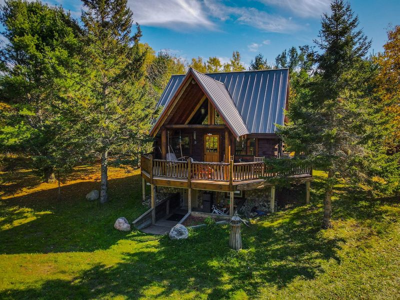 Bayshore Resort Bungalows: Waterfront Luxury Near Pictured Rocks