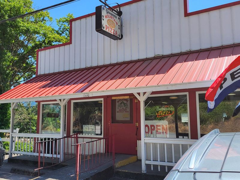 Giovanni’s Mountain Pizza, Mill City