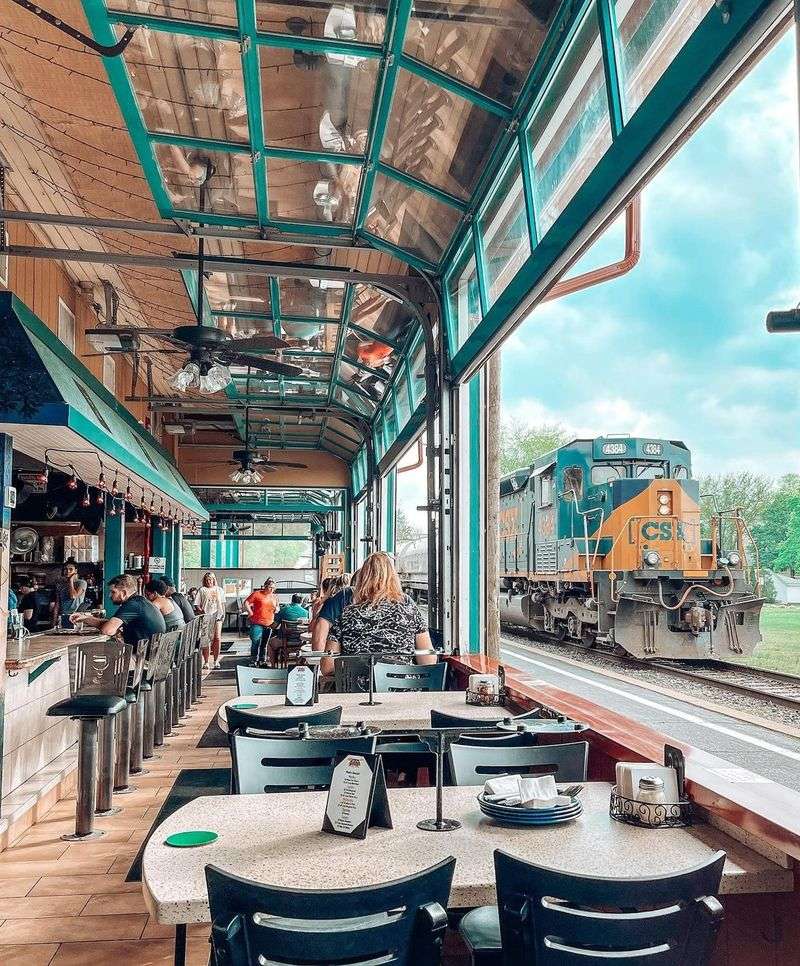 Silver Beach Pizza: Lakeside Dining with Railroad Charm