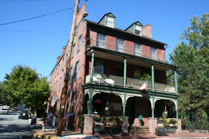 Marietta's Riverside Colonial Character