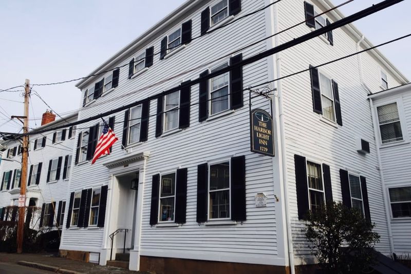 Harbor Light Inn