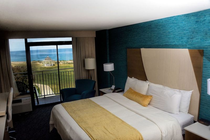 Illinois Beach Hotel: Lakefront Views Can't Save Poor Service