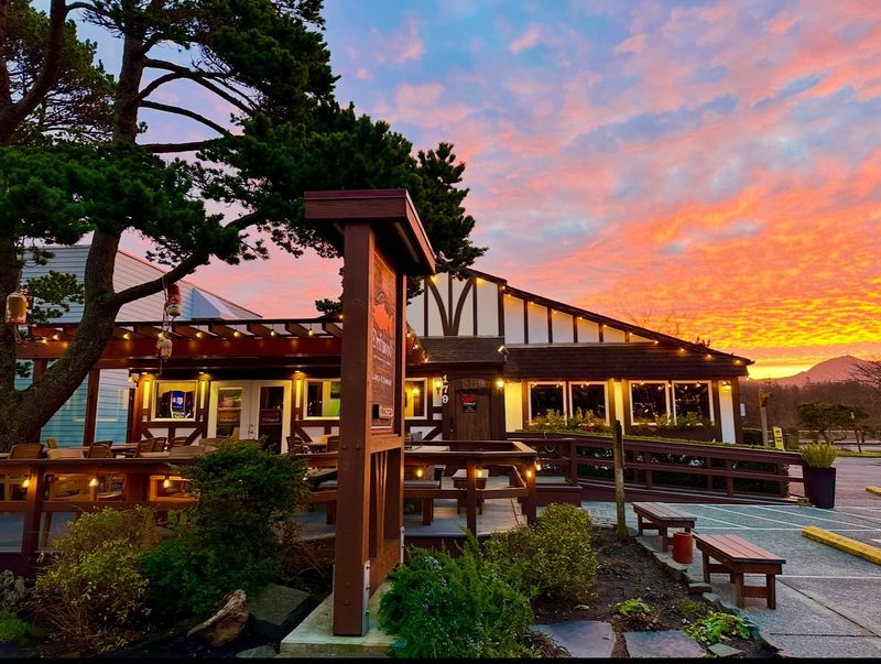 Driftwood Restaurant & Lounge – Where Haystack Rock Dines With You