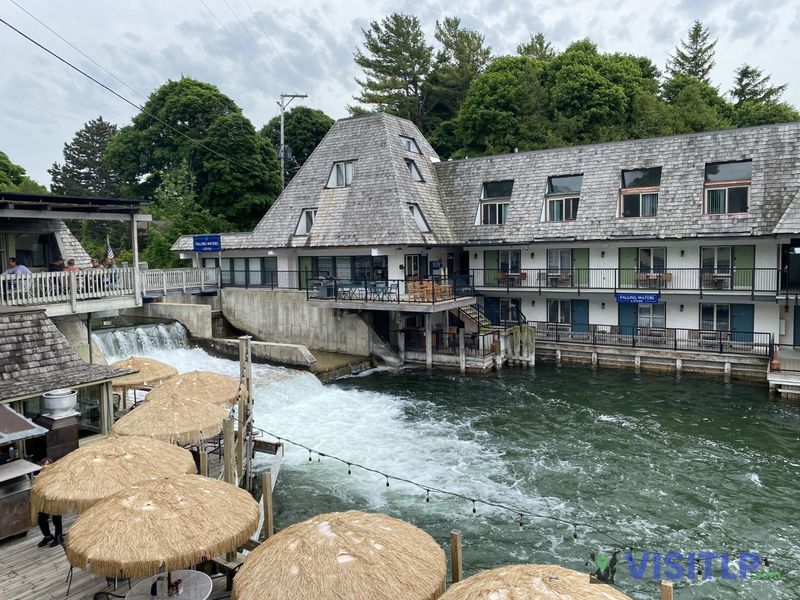 The Cove (Leland)
