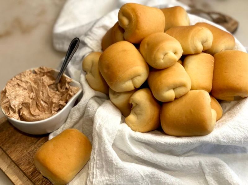 OVERHYPED: Texas Roadhouse Rolls