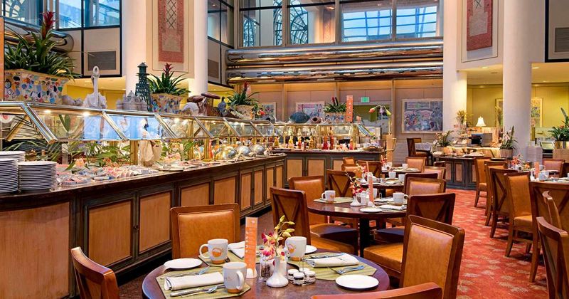Café Sierra: Champagne Brunch Extravaganza