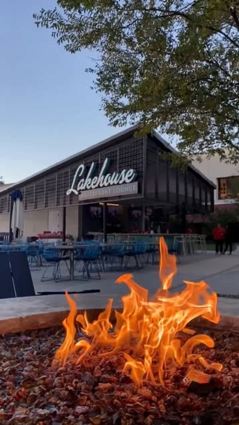 The Lakehouse Waterfront Lounge: Urban Oasis on Lake Carolyn