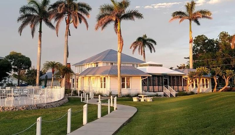 Tarpon Lodge & Restaurant – Pine Island