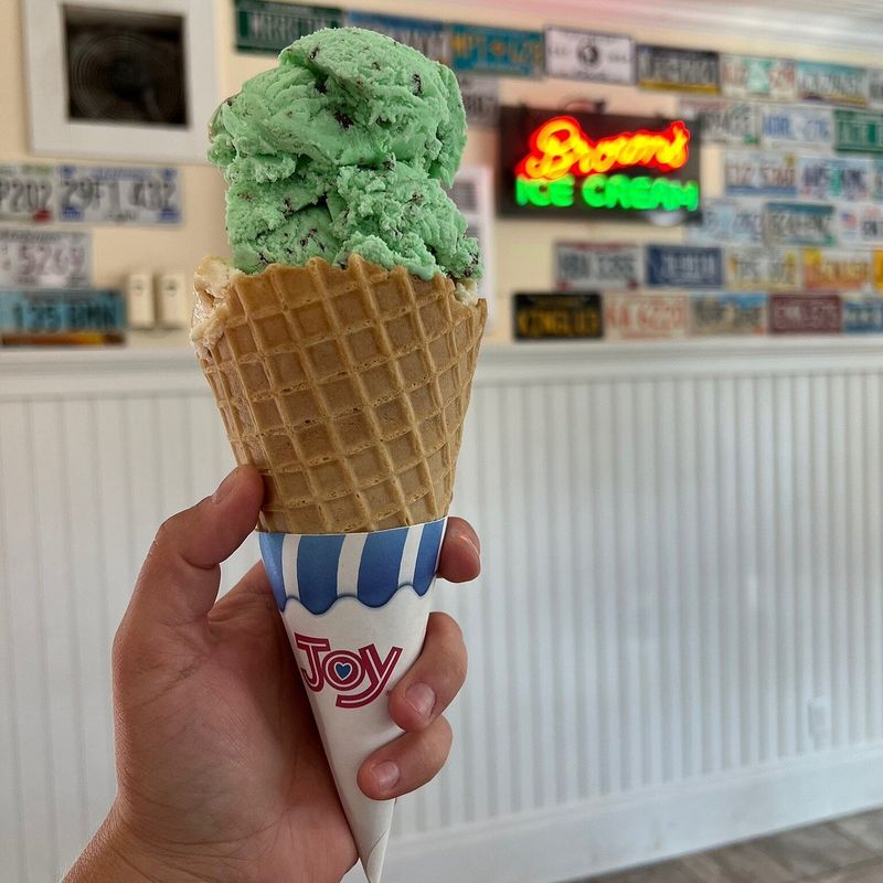 Nelson's Ice Cream: Portions That Defy Gravity
