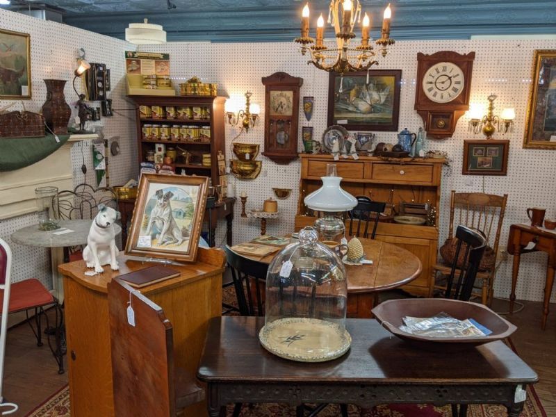 Venice Pavilion Antique Mall: Lakeside Vintage Paradise