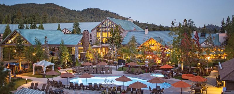 Yosemite's Majestic Mountain Retreat