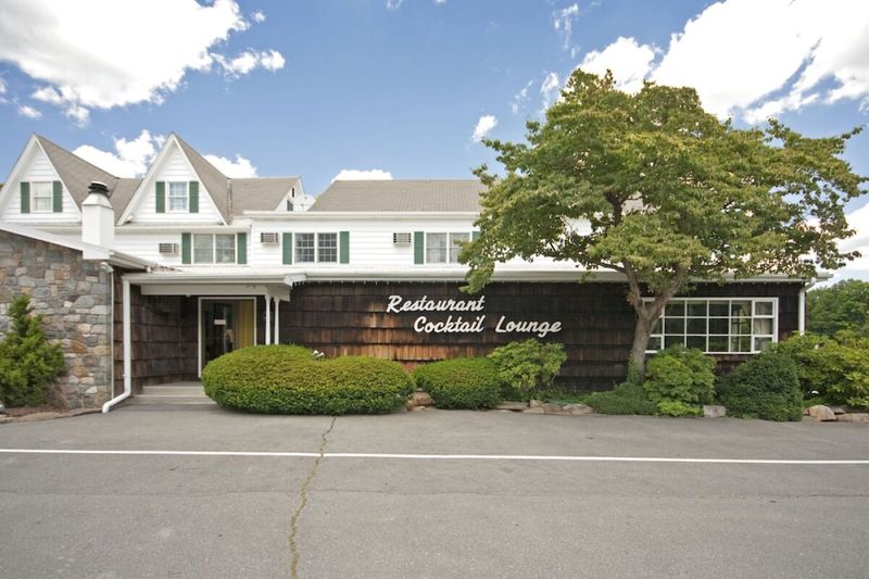 Crescent Lodge and Country Inn: Rustic Charm in a Woodland Setting