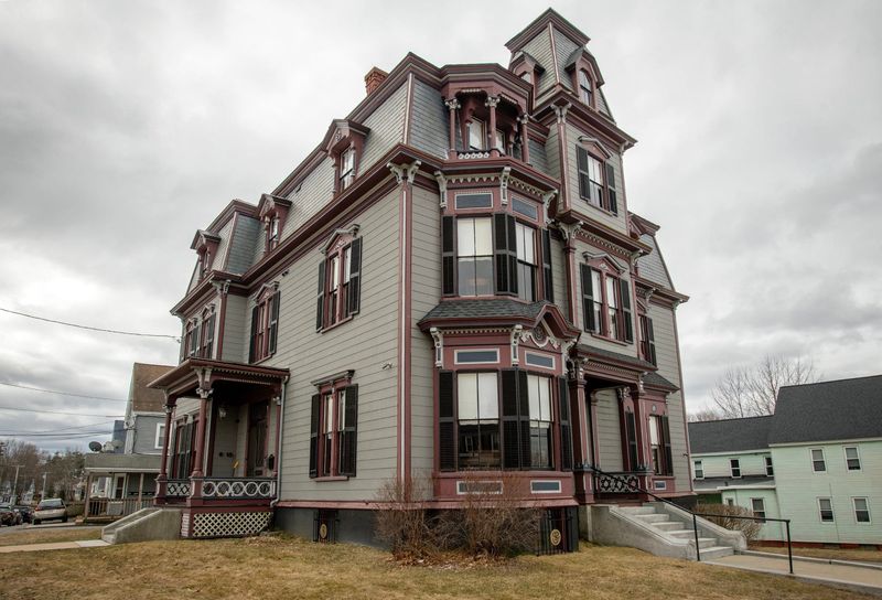 SK Pierce Haunted Victorian Mansion: Face Seven Different Ghosts