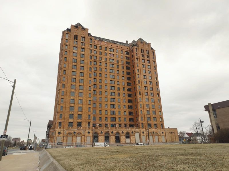 Lee Plaza Hotel