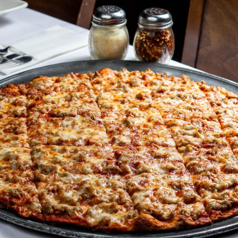 Fox's Restaurant & Pub: Beverly's Thin Crust Institution