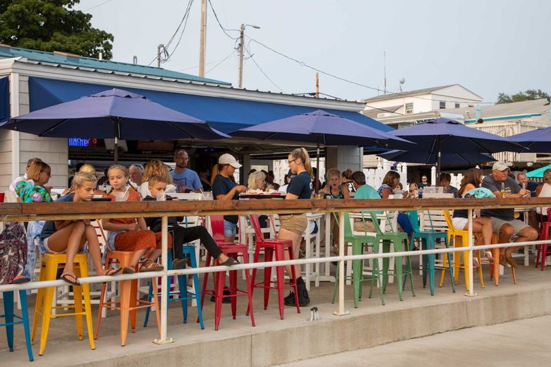 Dockers Waterfront Bar & Restaurant: Casual Harbor Vibes