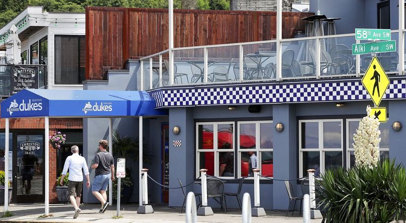 Duke's Seafood: Old-School Excellence