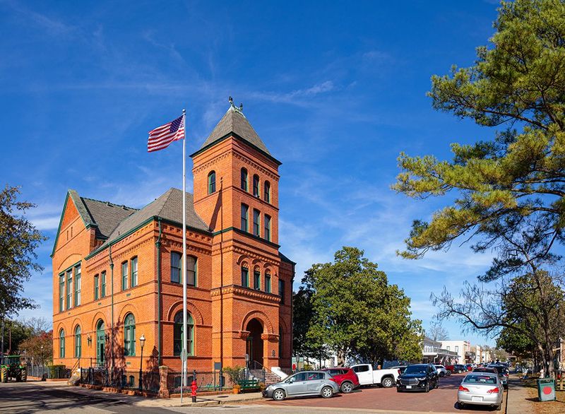Jefferson: Riverfront History Mixed With Heavy Tourism