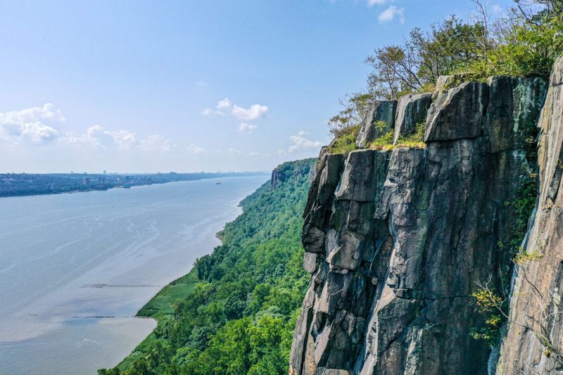 Palisades Parkway: Cliffs and River Panoramas