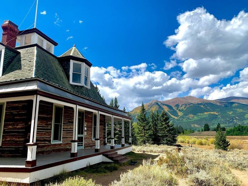 Twin Lakes Historic Lodge