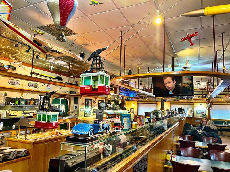 Ollie's Station: Dining with Miniature Trains