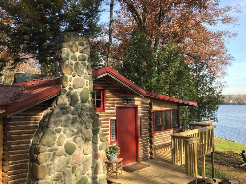 Silver Lake Resort: Secluded Lakeside Escape Near Marquette
