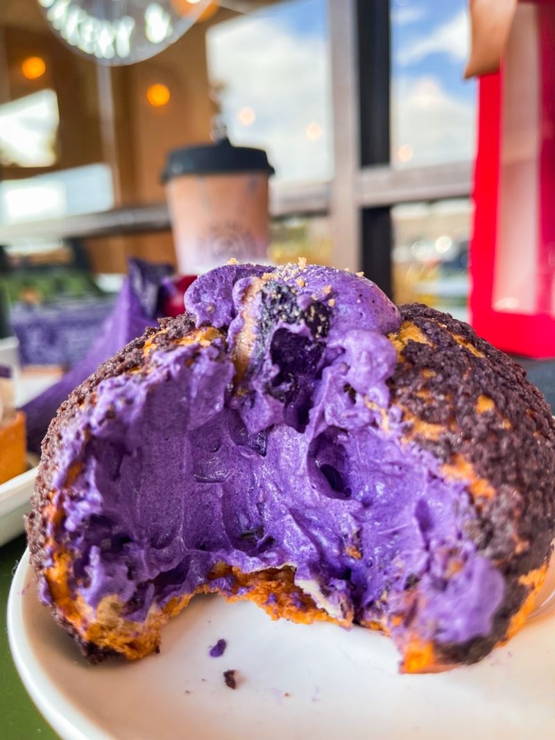Light On The Sugar: Winter Park's Instagram-Famous Cream Puffs
