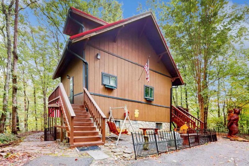 Hillcrest Lodge (Cabins By The Caves)