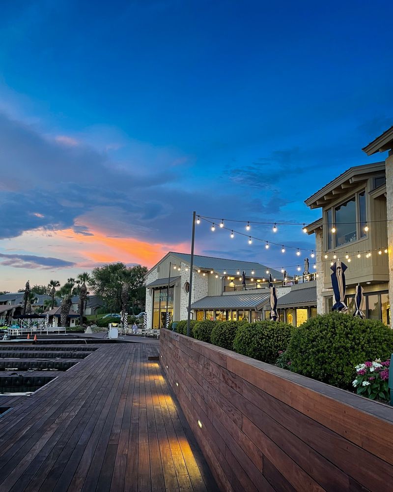 Waterfront Bar & Grill: Southern Comfort on Lake LBJ