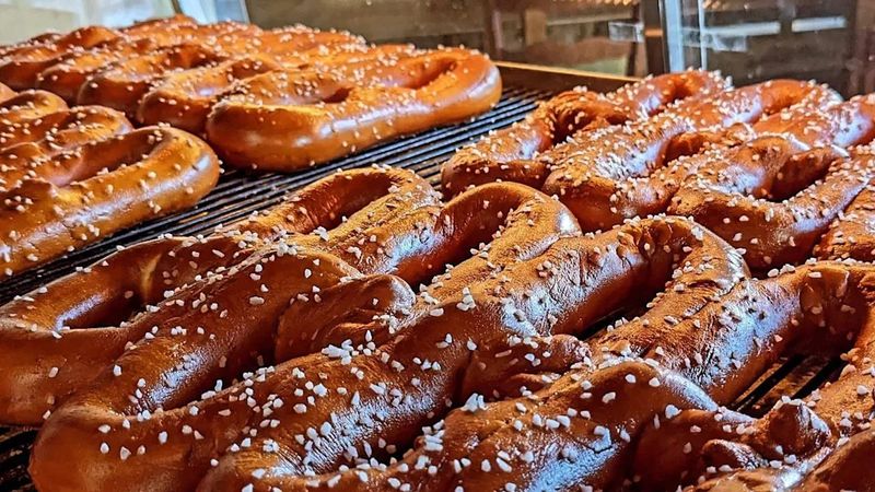 Figure-Eight Pull-Apart Links: A Local Twist