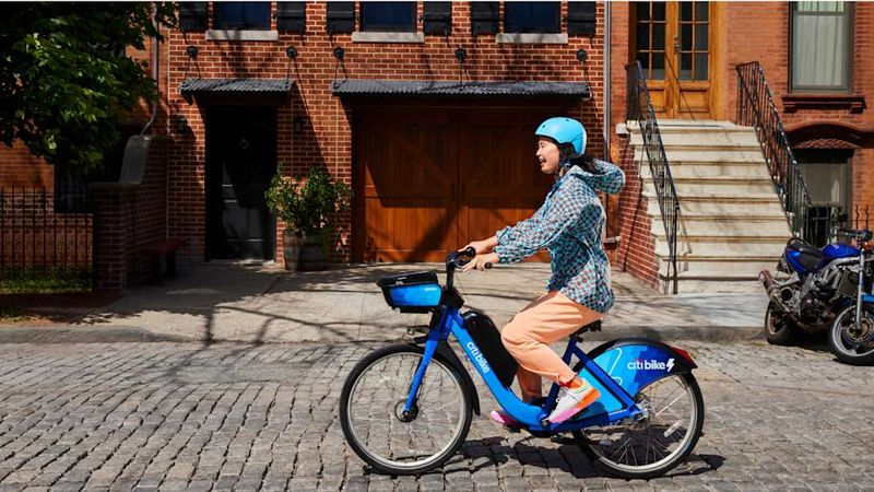 Alternatives for Visitors Traveling Across the City
