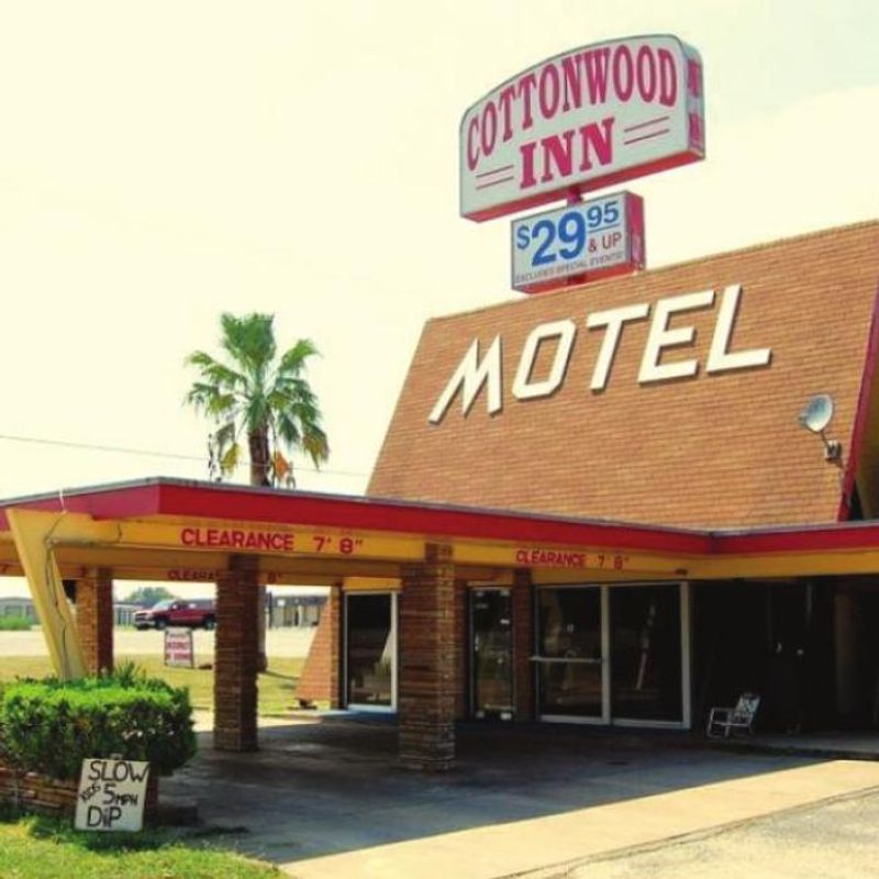 The Cottonwood Inn (La Grange, Texas)