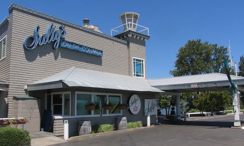 Salty's on the Columbia River