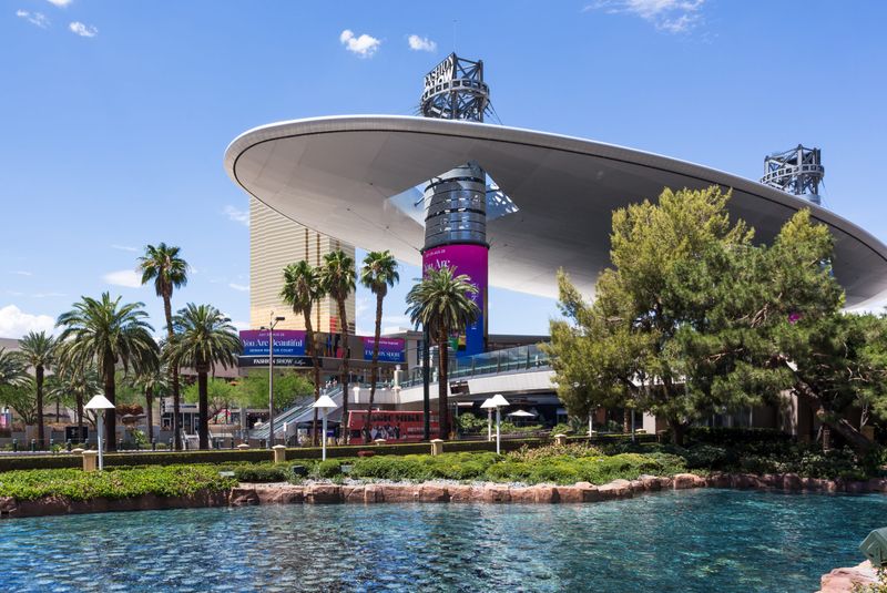 Fashion Show Mall: Shopping With Perks