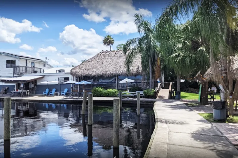 The Freezer Tiki Bar: Homosassa's Dockside Seafood Shack