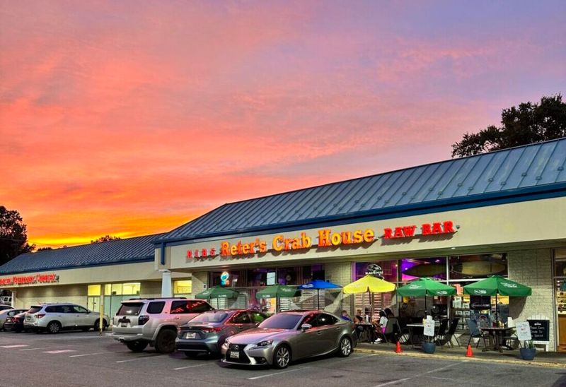 Reter's Crab House & Grille: Landlocked Beach Escape