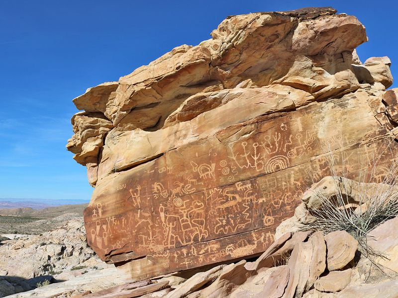 Crack Rock Canyon: Rock Art Wonderland