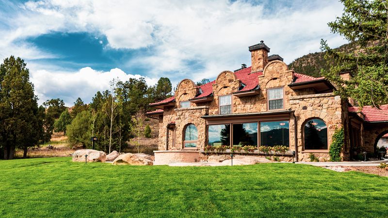 Guest Lodging and Experiences in the Wilderness