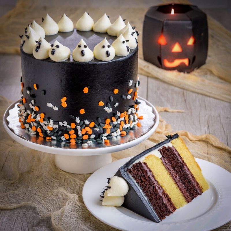 Mia's Bakery's Ghost Halloween Cakes