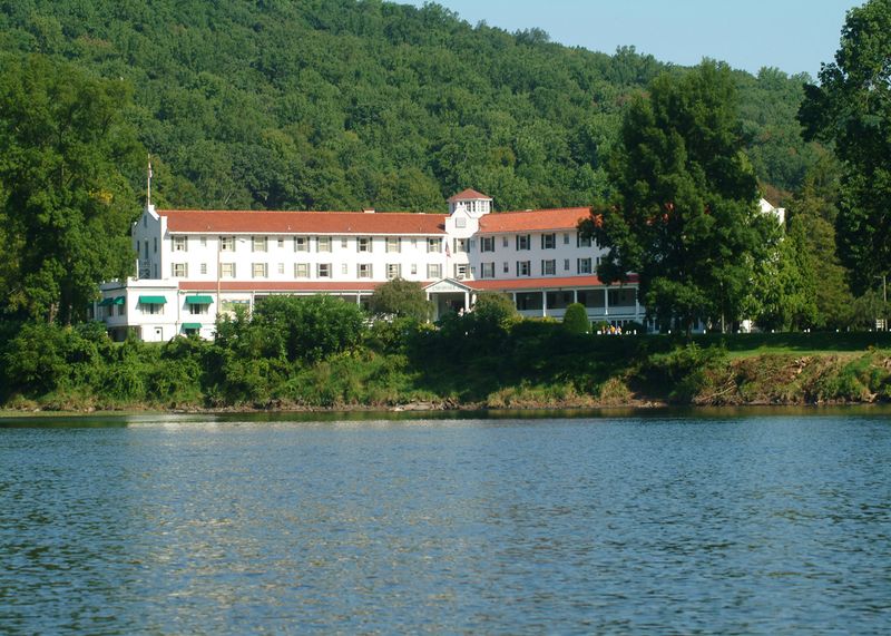 The Shawnee Inn and Golf Resort: Riverside Relaxation with Historic Roots