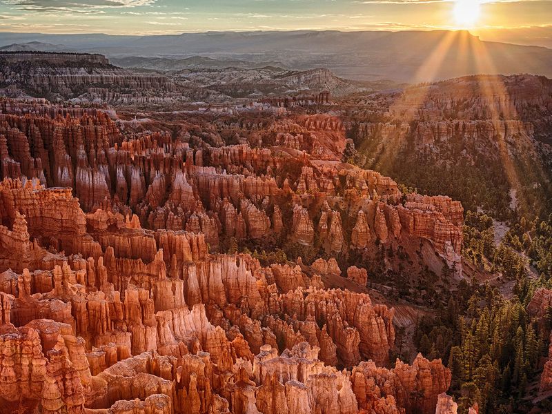 Bryce Canyon: Hoodoos Surrounded by Tourist Traffic