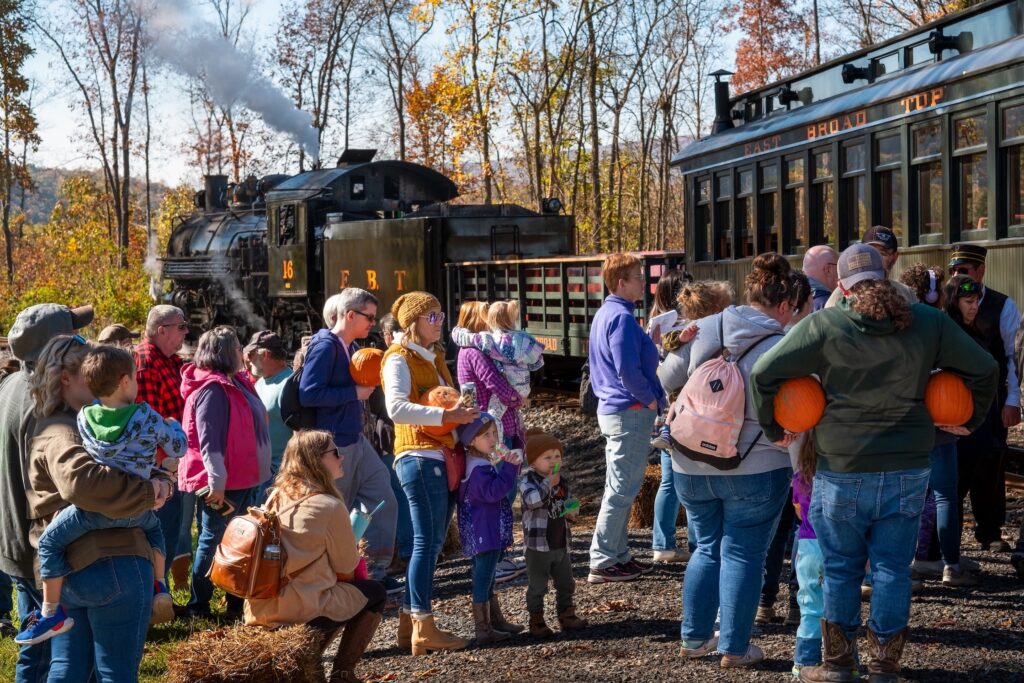 Families carting their pumpkins back to the "Peanuts" train. Photo c. Malkiewicz for EBT Railroad.