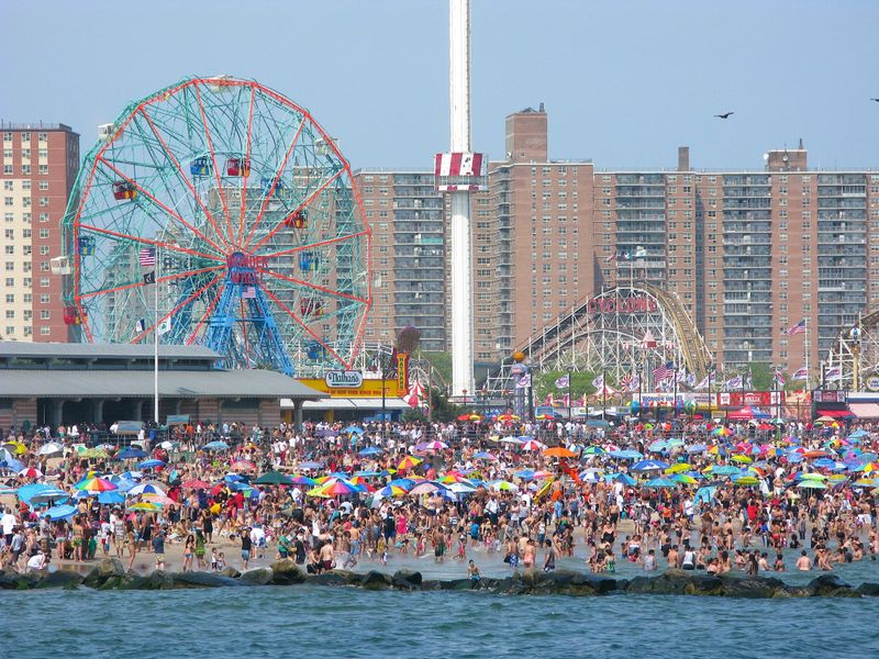 Long Lines at Attractions Test Everyone's Patience