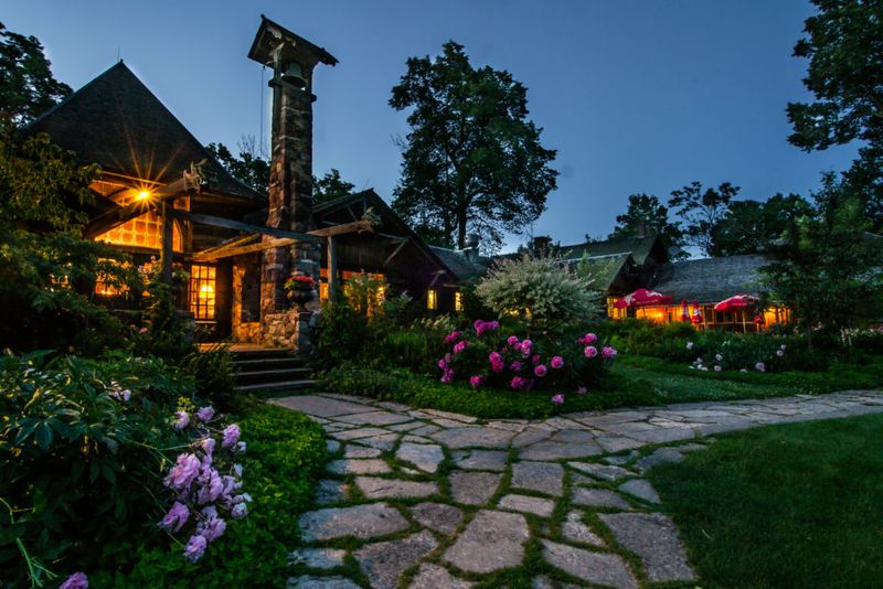 Where History and Comfort Overlook the Lake