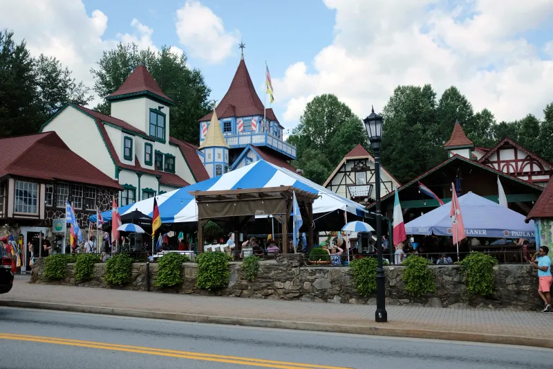 Helen – Bavarian Dreams vs. Tourist Reality