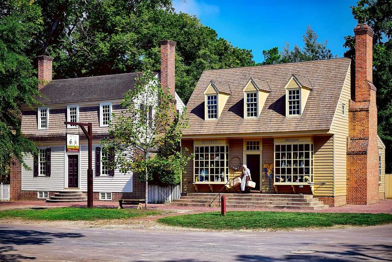 Tourist crowds clog historic districts