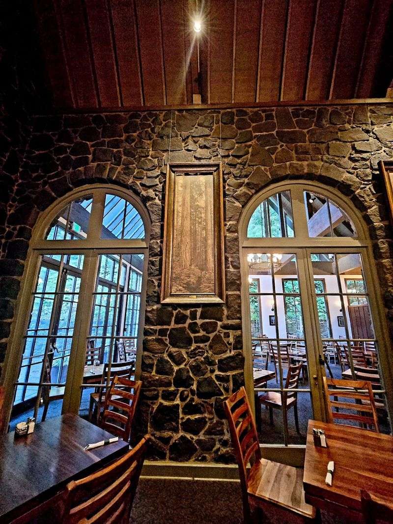 Multnomah Falls Lodge (Corbett)