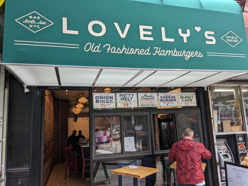 Lovely's Old Fashioned – Retro Comfort in Hell's Kitchen