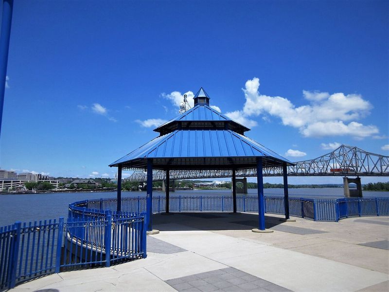 Riverside Location and Scenic Views